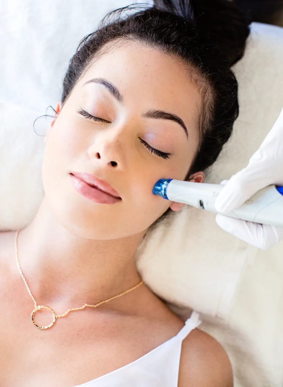 HydraFacial-behandeling met het HydraFacial-handstuk